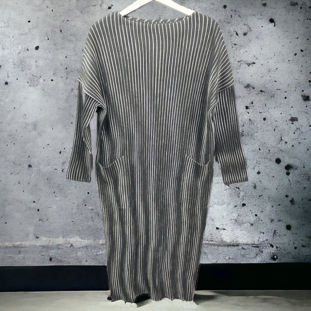 ** SPECCHIO Pleats Grey and White Micropleat Stretch Dress Size 40/ US M